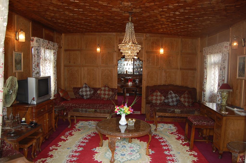 Отель White House Group Of Houseboats Сринагар Экстерьер фото