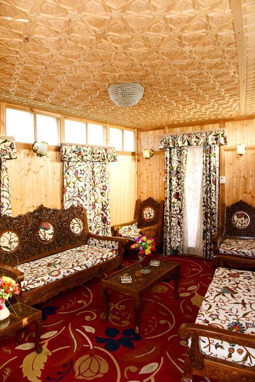 Отель White House Group Of Houseboats Сринагар Экстерьер фото